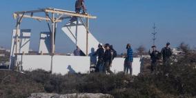 مستوطنون يحاولون إعادة بناء بؤرة استيطانية شمالي الضفة