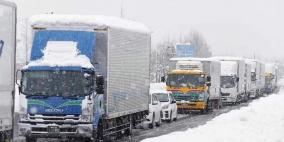 ثلوج كثيفة وبرد قارس يشل حركة النقل في اليابان