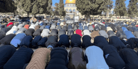شاهد: عشرات الآلاف يؤدون صلاة الجمعة في المسجد الأقصى