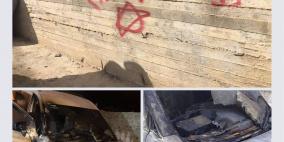 مستوطنون يحرقون مركبتين ويخطون شعارات عنصرية شمال رام الله