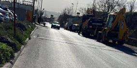 الاحتلال يُخْلي 5 محال تجارية في بلدة جبل المكبر تمهيدًا لهدمها