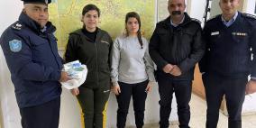 صورة: فتاة تعثر على مبلغ مالي كبير وتسلمه للشرطة في بيت لحم