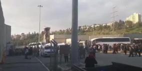 فيديو: الاحتلال يفرض قيودا مشددة على أهالي مخيم شعفاط 