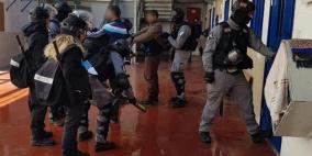 "هيئة الأسرى": قوات القمع اقتحمت سجن النقب قبل أيام واعتدت على الأسرى بالضرب والرصاص  