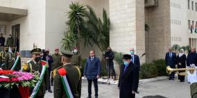 صور.. بمشاركة الرئيس: تشييع جثمان المناضل أحمد قريع من مقر الرئاسة