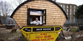 شاهد: فنان يسكن في مكب للنفايات والسبب غريب