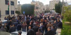 المعلمون يعتصمون أمام مديريات التربية في الضفة