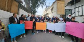 اللجنة الشعبية وجمعية كي لا ننسى تنظمان وقفة تضامنية مع موظفي وكالة الغوث في جنين