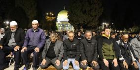 عشرات الآلاف يؤدون صلاتي العشاء والتراويح في المسجد الأقصى