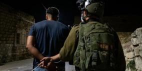 الاحتلال يعتقل ثلاثة مواطنين ويحتجز متضامنين أجانب جنوب الخليل