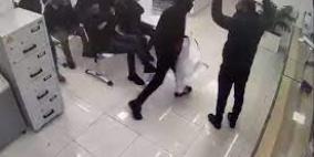 بالفيديو: لحظة تنفيذ عملية سطو على أحد البنوك في الخليل