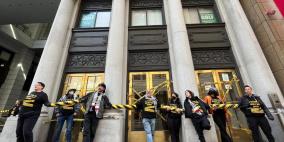 نشطاء يغلقون مداخل القنصلية الإسرائيلية في كاليفورنيا بسلاسل حديدية 