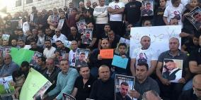 عين ماهل: المئات يحتجون على جريمة قتل شاب