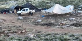 مستعمرون يقيمون بؤرة استعمارية جديدة ويوسعون عددا آخر في مسافر يطا جنوب الخليل