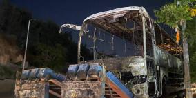 فيديو: شبان يحرقون حافلة للمستوطنين في العيساوية