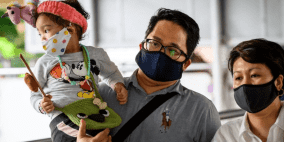 بعد ارتداء الكمامة 3 سنوات.. اليابانيون يتدربون على كيفية الابتسام