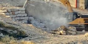 شاهد: الاحتلال يقتحم صور باهر بالقدس ويهدم ويجرف أراضي 