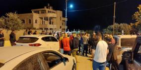 إصابات وإحراق محاصيل زراعية في هجوم للمستوطنين على دير دبوان