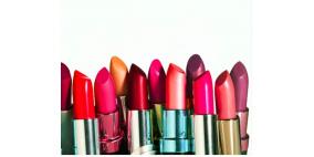 أفكار خاطئة عن أضرار أحمر الشفاه