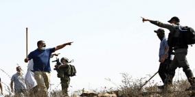 مستوطنون يعتدون على مواطنين في كفر الديك والاحتلال يعتقل أحدهما