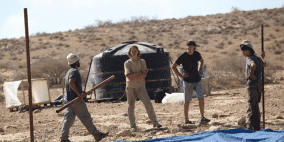 مستوطنون يستولون على أرض شرق الخليل وينصبون خيمة فيها