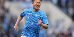 أكبر لاعب سنا في كرة القدم للمحترفين يمدد عقده في سن 56 عاما