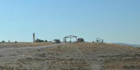 مستوطنون يشرعون ببناء بؤرة جديدة شرق القدس