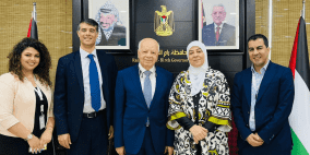 غنام والتأمين الوطنية يسلمان كراسٍ كهربائية لعدد من ذوي الهمم