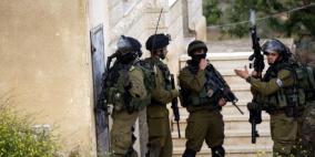 قوات الاحتلال تفتش عدة منازل في الخليل