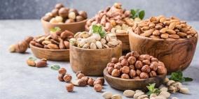 تناول المكسرات يومياً يحمي من الاكتئاب.. هذه أفضل الأصناف
