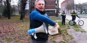 عنصري هولندي يمزق نسخة من القرآن وحكومة بلاده تندد