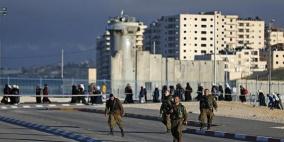 الاحتلال يعتقل مواطنين من مدينة القدس ويغلق حاجز قلنديا