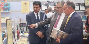 سفيرا مصر وتونس لدى فلسطين يزوران جناح ميثاق في معرض فلسطين الدولي للكتاب