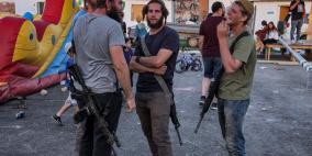 مستوطنون يطلقون الرصاص صوب المواطنين والاحتلال يعتقل متضامنين أجنبين جنوب الخليل 