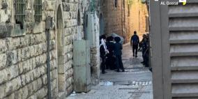 مستوطنون يؤدون طقوسا في محيط المسجد الأقصى