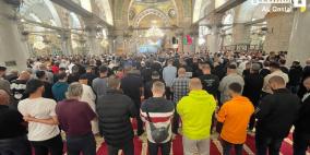 بالصور: الآلاف يؤدون فجر الجمعة في رحاب الأقصى