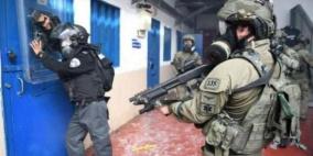 الأسرى في سجن "عوفر" يعانون أوضاعا مأساوية واهمالا طبيا متعمدا