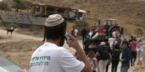 مستوطنون يجبرون 3 عائلات في حزما شمال شرق القدس على هدم مساكنها والرحيل