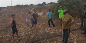 إصابة أب ونجله في اعتداء للمستوطنين قرب بلدة سنيريا جنوب قلقيلية