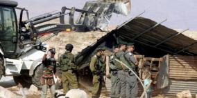 الاحتلال يهدم بركسا وسور منزل في بيت حنينا 