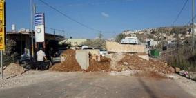 الاحتلال يغلق المدخل الرئيسي وطرقا فرعية في اللبن الشرقية جنوب نابلس