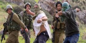 إصابة مواطنين وصحفيين أجانب في اعتداء لمستوطنين جنوب الخليل