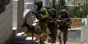 الاحتلال يفتش عدة منازل وينصب حواجز في الخليل