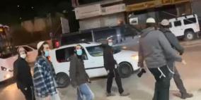 مستوطنون يهاجمون مركبات المواطنين قرب بلدة اللبن الشرقية جنوب نابلس 