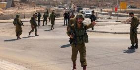 مستوطنون بحماية جنود الاحتلال ينكلون بمواطنين في الخليل