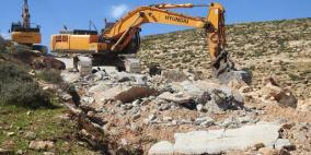 سلطات الاحتلال تجرف أراضي وتهدم منشآت للفلسطينيين شمال الضفة وجنوبها