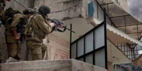 الاحتلال يداهم بيت كاحل وحلحول وعدة أحياء بالخليل