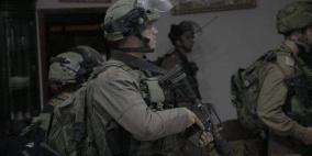  قوات الاحتلال تنفّذ سرقات ومصادرات لأموال ومقتنيات من عائلات الأسرى