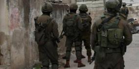 بيت لحم: الاحتلال يفتش منزل أسير سابق ويستولي على مركبة في المنية