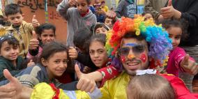 خاص: متطوع يخطف أنظار الأطفال في غزة بأجوائه الحماسية